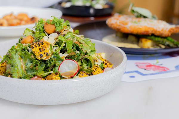 Savourez une délicieuse salade de brocoli aux amandes croquantes et à la sauce au yaourt : une recette incontournable à essayer !